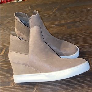 NWOT Maurice size 11 sneaker wedge